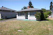 view of house from front with garage and driveway on the left side out of sight